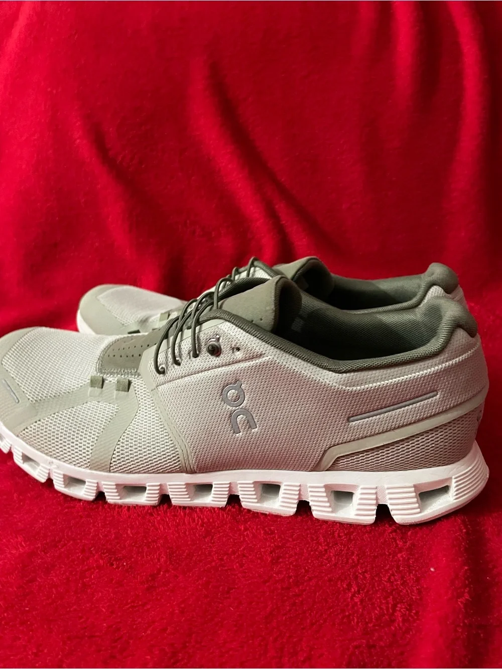 On Running Cloud Men's Athletic Shoes in Light chalk and White size13
